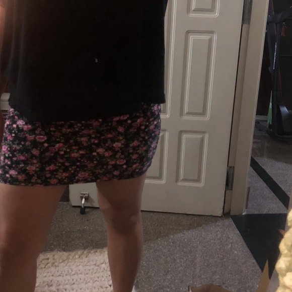 Pair of mini skirt - Picture 7 of 8